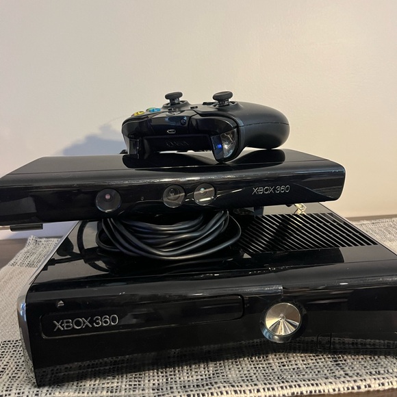 XBOX 360 Bundle - Picture 2 of 8